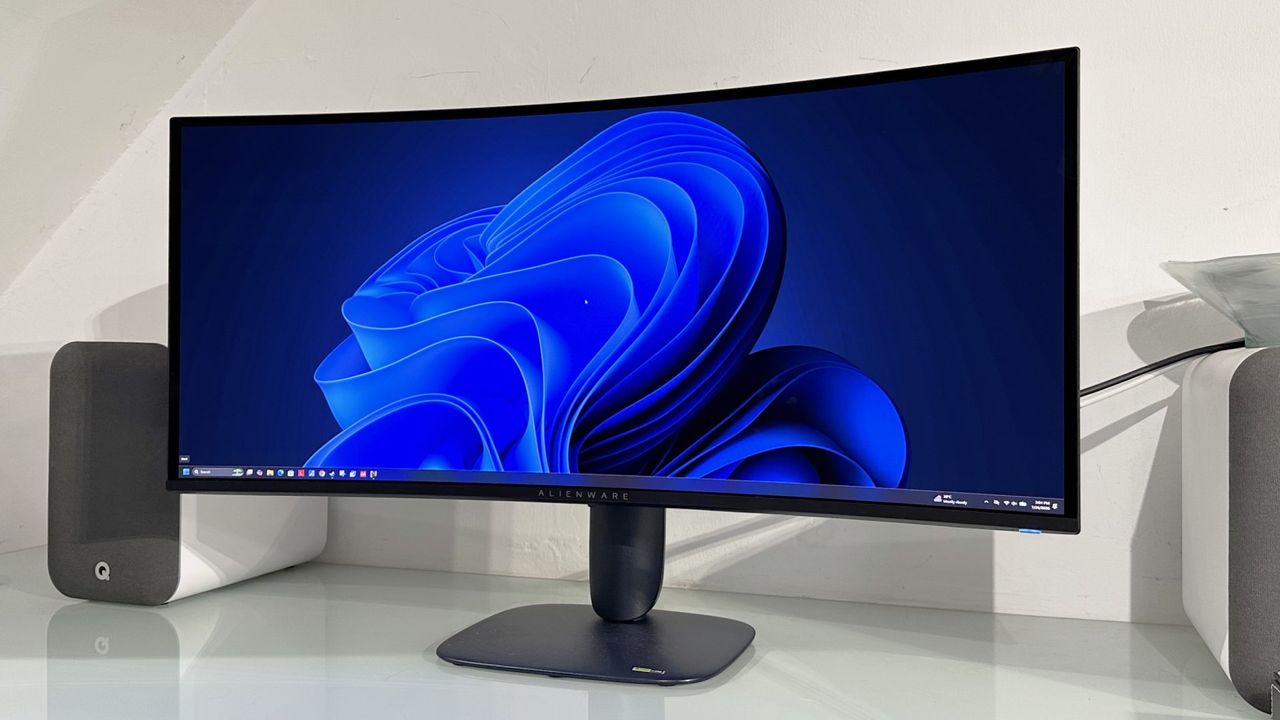 Alienware 34 AW3426DW QD-OLED oyun monitörü ön görünüm