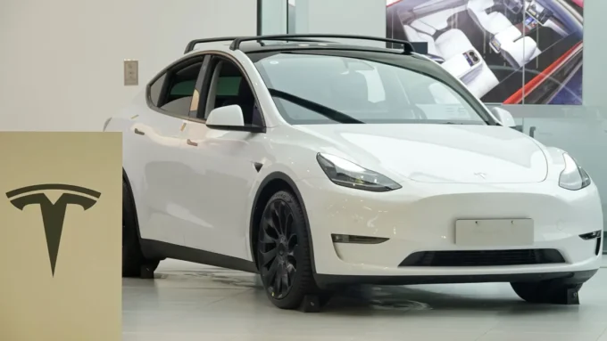 Tesla araç donanımı